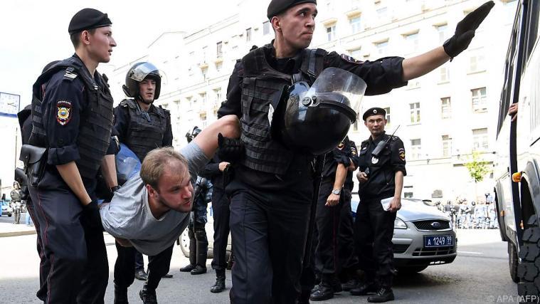 Mindestens 50 Demonstranten wurden von der Polizei abgeführt Foto: APA (AFP)