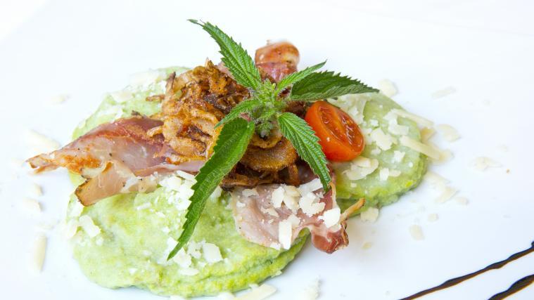 Die teilnehmenden Gastbetriebe zeigen wie vielseitig einsetzbar die Kartoffel ist. Im Bild Kartoffel-Brennessel-Teigtaschen mit Graukäse und Zwiebelchips. (Foto: Restaurant Christl, Olang)