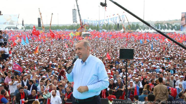 Erdogan tritt in Istanbul auf. - Foto: APA (TURKISH PRESIDENTIAL PRESS SERVICE)