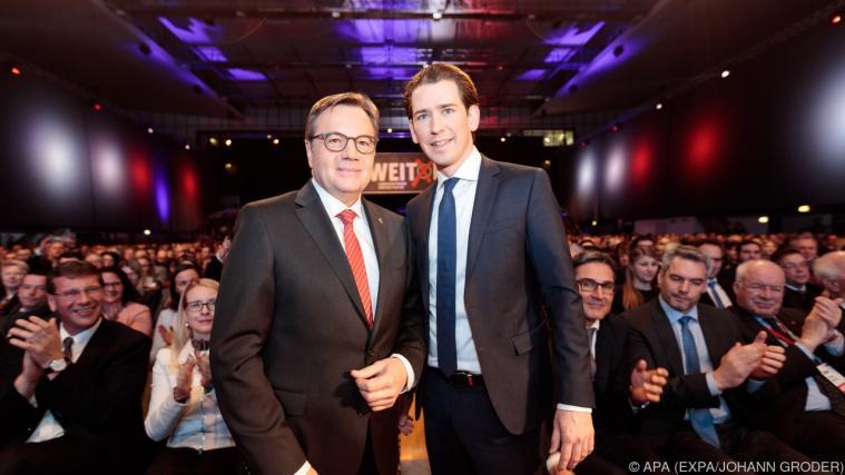 Tirols Landeshauptmann Günther Platter mit Bundeskanzler Sebastian Kurz. - Foto: APA (EXPA/JOHANN GRODER)
