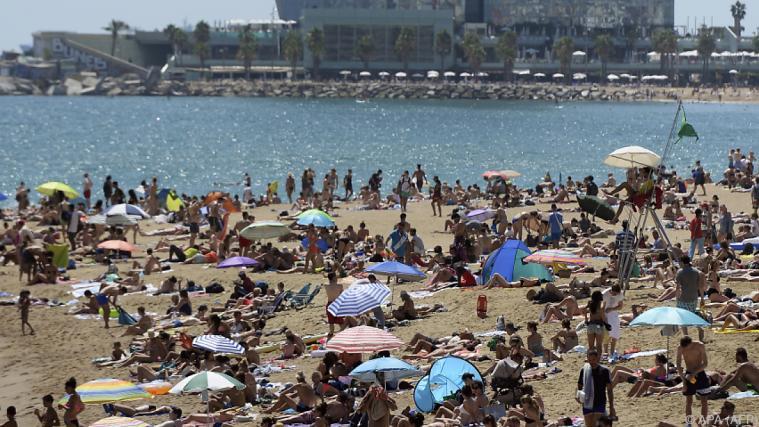 Vor allem Barcelona ist bei Urlaubern nach wie vor beliebt. - Foto: APA (AFP)