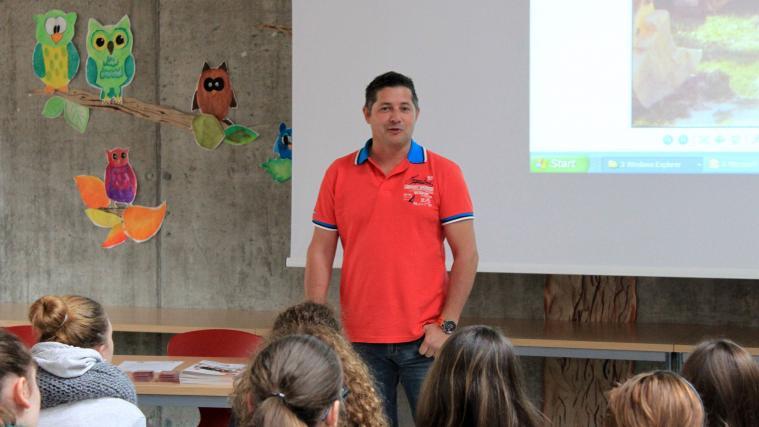 Im Bild: lvh-Ortsobmann Markus Pertoll informiert die Schüler über seinen Handwerksberuf
