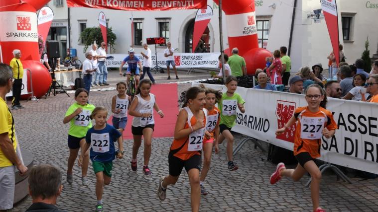 Die Kinder und Jugendlichen stellten das Hauptteilnehmerfeld beim Weinstrassenlauf in St. Michael.