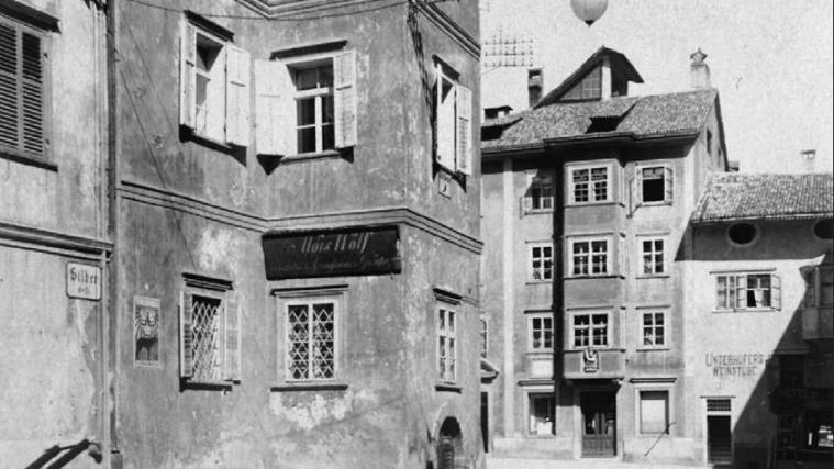 Alte Ansicht von der Bozner Silbergasse. Links auf dem Bild zu erkennen: Das Straßennamenschild mit der Aufschrift „Silber-Gasse“.