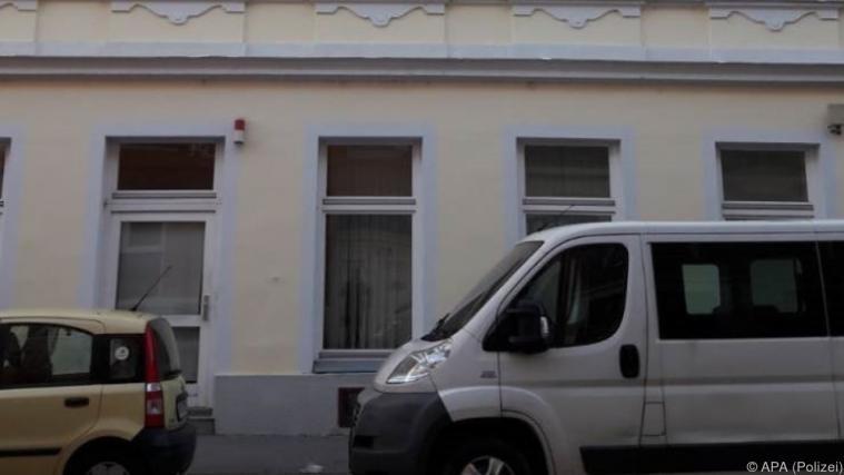 Vom Dach dieses Hauses stürzte die Frau ab. - Foto: APA