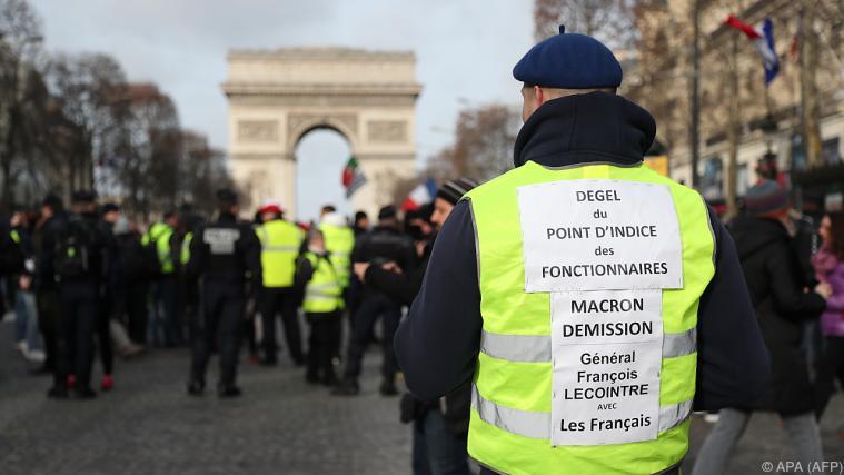Gelbwesten protestieren auch gegen ein geplantes Gesetz. - Foto: APA (AFP)