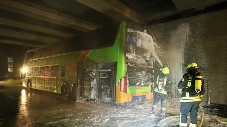 Die Fahrerin des Flixbus konnte die Insassen in Sicherheit bringen. - Foto: APA (dpa)