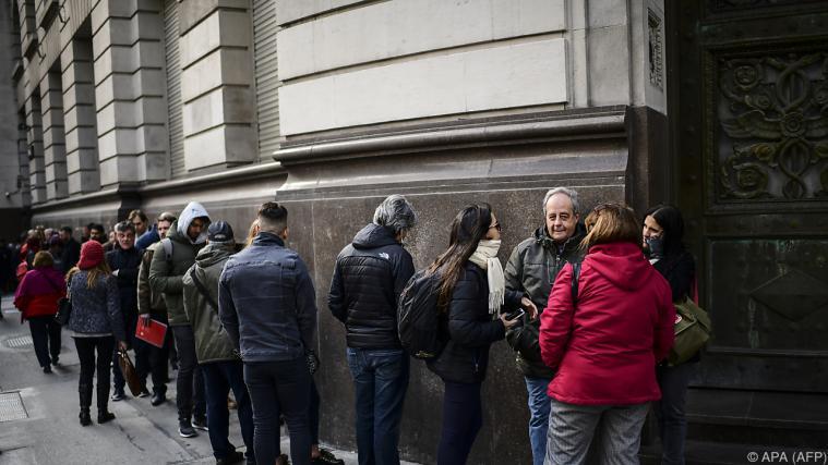 Menschen warteten noch vor Bankenöffnung vor den Geldhäusern Foto: APA (AFP)