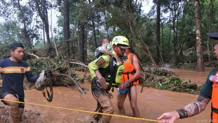 Thailändische Helfer auch in Laos im Einsatz Foto: APA (AFP)