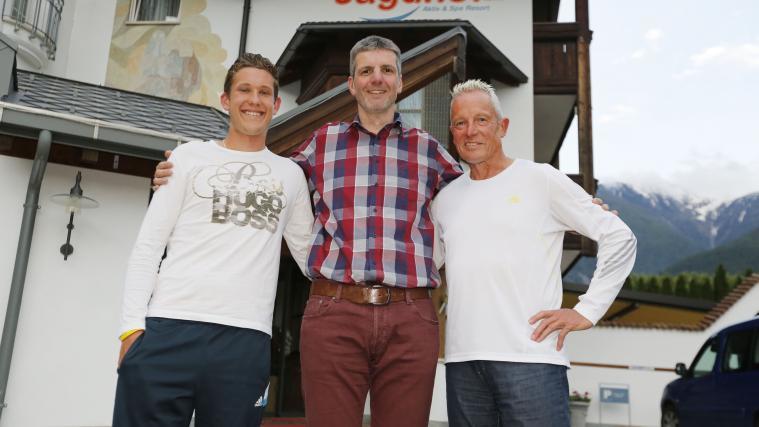 „Herzlich willkommen“ in Latsch: Vor einem Jahr beim Giro: Didi Thurau mit seinem jüngsten Sohn Urs und Gastgeber Martin Pirhofer (Mitte). Foto: EURAC/Sabine Jacob