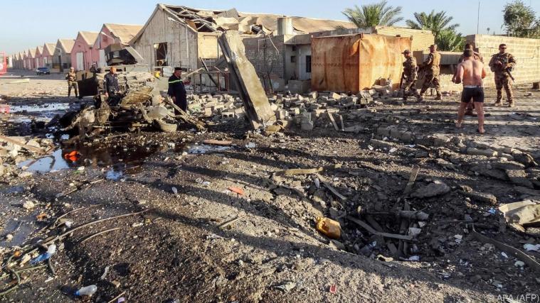 Nach dem Selbstmordanschlag blieb ein Krater zurück. - Foto: APA (AFP)