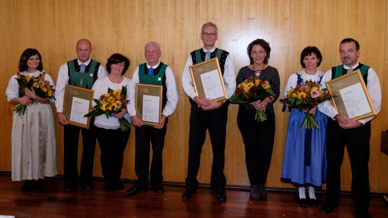 Die Geehrten mit Partnerinnen - 4x40 = 160 Jahre für die Musikkapelle Naturns