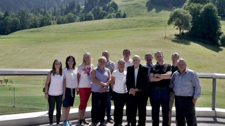 Gruppenfoto auf der VIP-Tribühne am Zielhaus