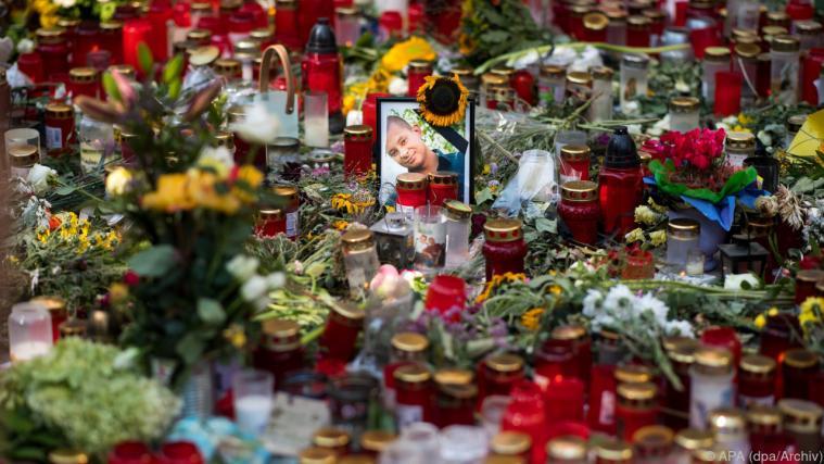 Blumen- und Kerzenmeer für den erstochenen Mann Foto: APA (dpa/Archiv)