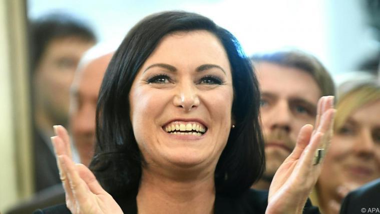 ÖVP-Generalsekretärin Elisabeth Köstinger hat sich bei ihrem ersten Auftritt nach der Hochrechnung auf der Bühne überwältigt gezeigt. Foto: APA