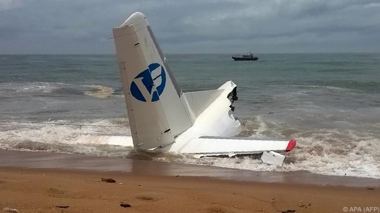 Beim Absturz eines Frachtflugzeugs im Meer vor der Elfenbeinküste sind mindestens vier Menschen ums Leben gekommen. - Foto: APA (AFP)