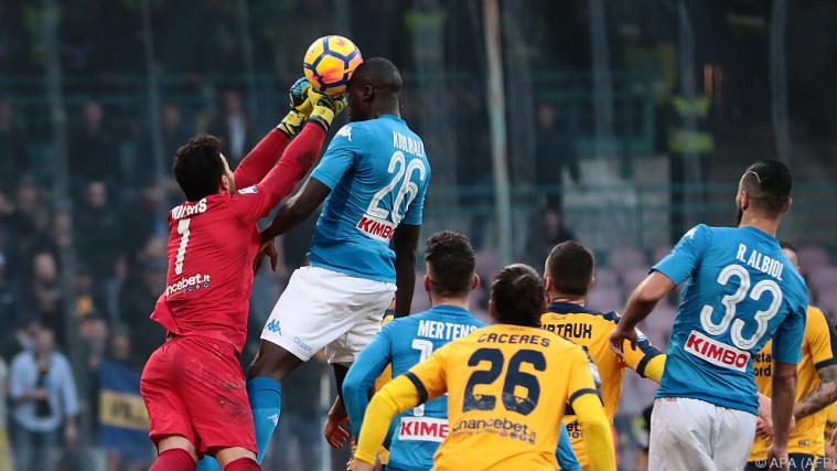 Napoli setzte sich gegen Hellas 2:0 durch Foto: APA (AFP)