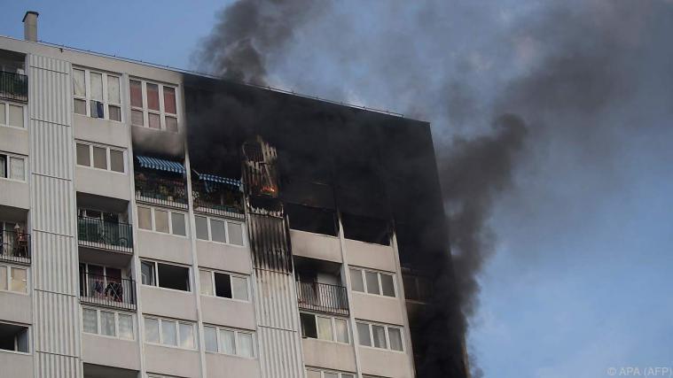 Rauch steigt aus dem ausgebrannten Teil des Hochhauses in Paris. - Foto: APA (AFP)