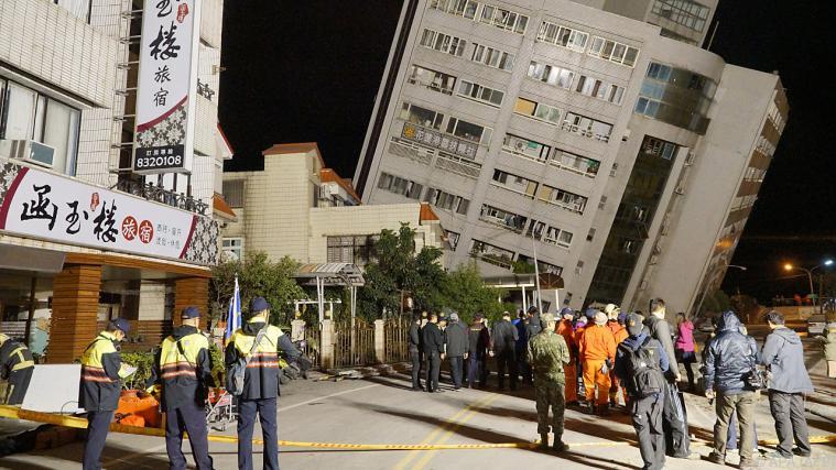 Haus in der Stadt Hualien neigt sich nach Erdbeben gefährlich Foto: APA (AFP)