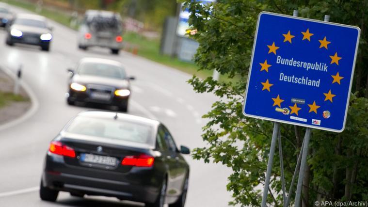 Die Grenzkontrollen sollen laut Bayerns Innenminister über November hinaus verlängert werden. - Foto: APA (dpa/Archiv)