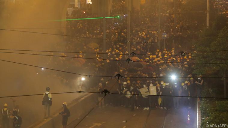 Tränengas in Richtung der Demonstranten Foto: APA (AFP)
