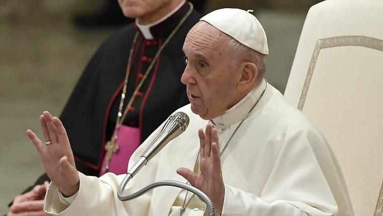 Papst sprach zu Vatikan-Mitarbeitern. - Foto: APA (AFP)
