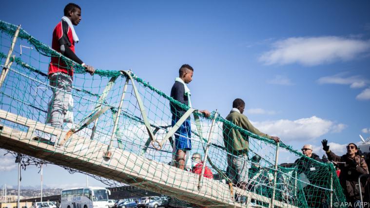 Die Migranten mussten lange Zeit auf dem Meer verbringen. - Foto: APA (AFP)