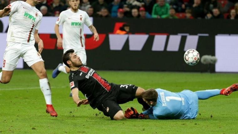 Luthe bekommt das Knie von Volland mitten ins Gesicht © PIXATHLON/SID / Hasan Bratic