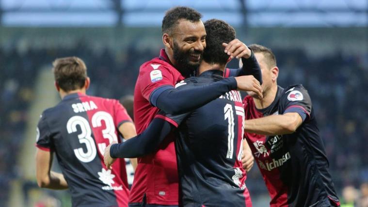 Cagliari-Einwechselspieler Joao Pedro jubelt Diego Farias über das Weiterkommen in der Coppa Italia. © ANSA / FEDERICO PROIETTI