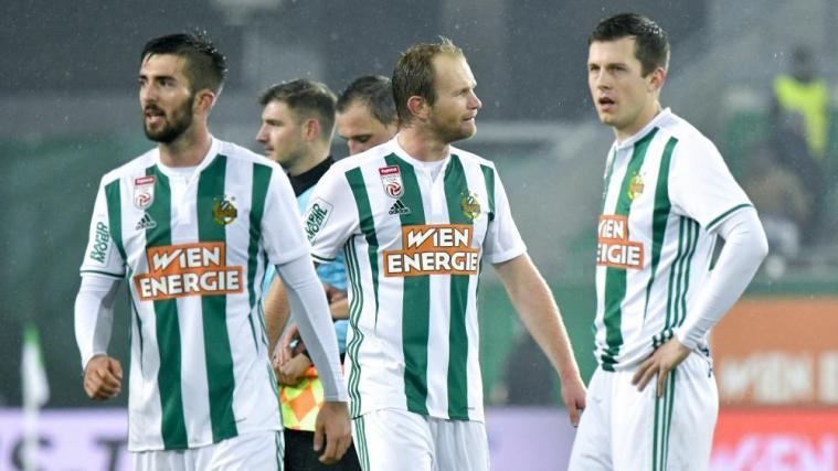 Ratlos: Rapid Wien droht die Teilnahme an der Meisterrunde zu verpassen. © APA / HERBERT NEUBAUER