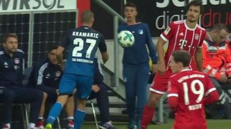 Die entscheidende Szene: Balljunge Umet rückt den Ball schnell raus