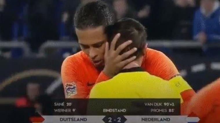 Virgil van Dijk tröstet den Schiedsrichter. © Screenshot