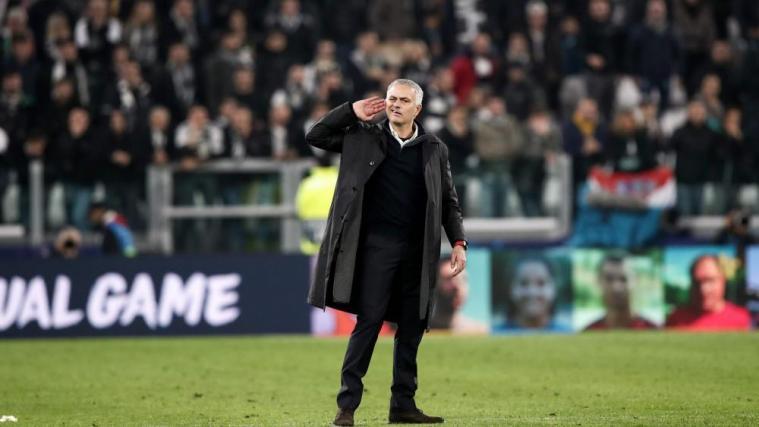 „Ich kann euch nicht hören“: Josè Mourinho provoziert die Juve-Fans. © APA/afp / ISABELLA BONOTTO