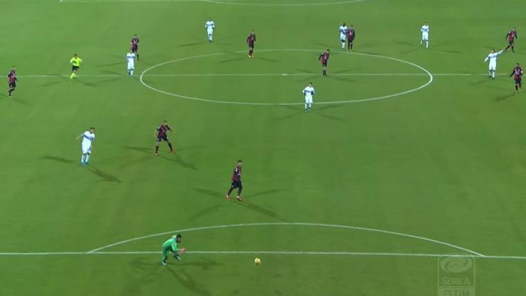 Vom Rücken von Cagliari-Stürmer Farias rollt der Ball Richtung Samp-Tor. (Foto: YouTube)