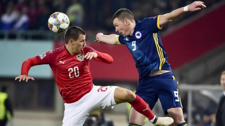 Stefan Lainer (l.) im Kopfballduell mit Haris Duljevic © APA / HANS PUNZ