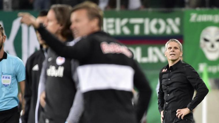 Kamen sich bereits während des Spiels in die Haare: Didi Kühbauer (rechts) und Salzburg-Coach Jesse Marsch (vorne). © APA / HANS PUNZ