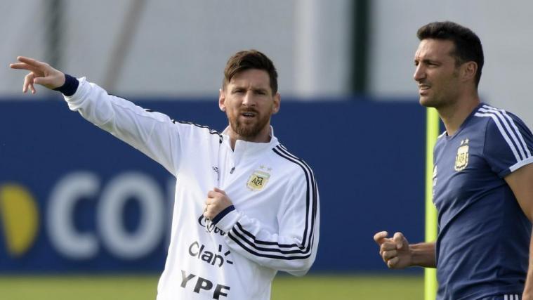 Lionel Messi und Coach Scaloni © APA/afp / JUAN MABROMATA