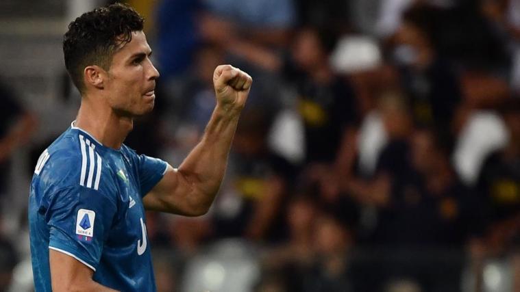 Ronaldo möchte am Donnerstagabend die Trophäe entgegennehmen. © APA/afp / MARCO BERTORELLO