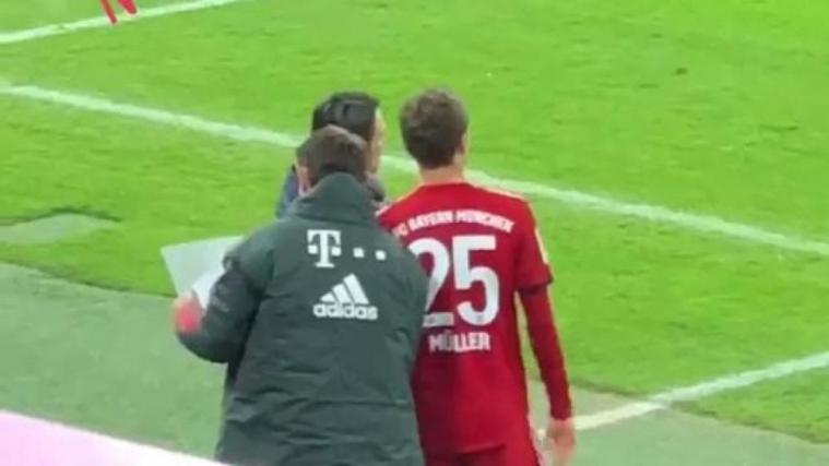 Thomas Müller vor seiner Einwechslung.