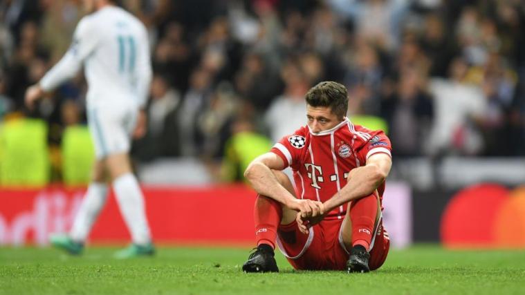 Robert Lewandowski am Boden – die Bayern sind raus. © APA/afp / CHRISTOF STACHE