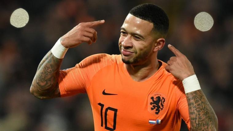 Stürmer Memphis Depay feiert seinen Treffer gegen Weltmeister Frankreich © APA/afp / JOHN THYS