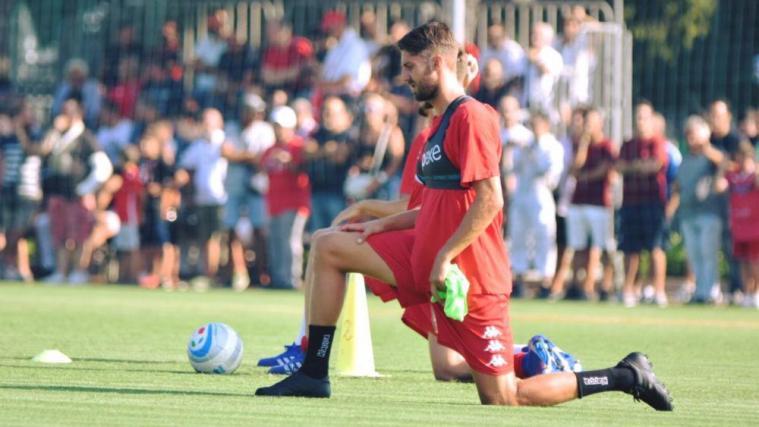 Wird künftig beim Training auf einen neuen Coach hören: Manuel Scavone. © Facebook / SSC Bari
