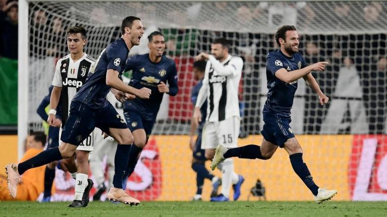 Juan Mata jubelt, die Juve-Spieler sind bedient. © APA/afp / MARCO BERTORELLO