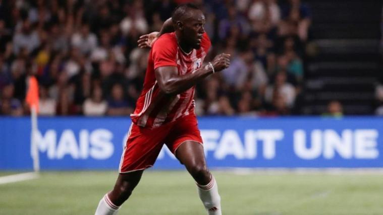 Usain Bolt, hier bei einem Benefizspiel, will Profi werden © AFP / Thomas SAMSON