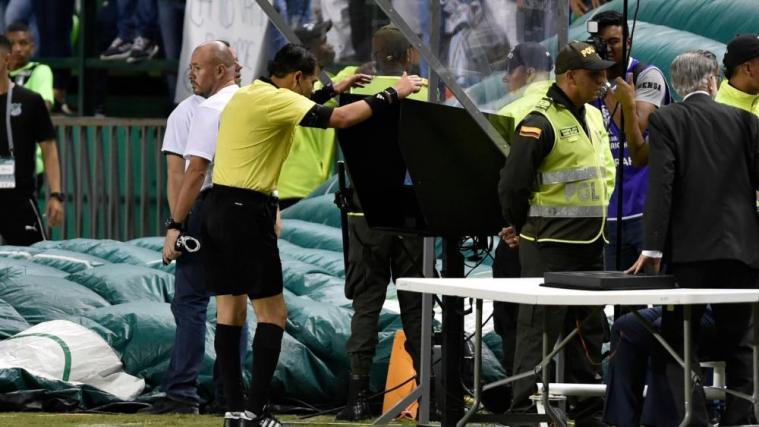 Der Videobeweis soll bald auch in der CL helfen © APA/afp / LUIS ROBAYO