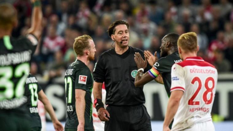 Schiedsrichter Manuel Gräfe musste sich einiges anhören © pixathlon/SID / Neil Baynes