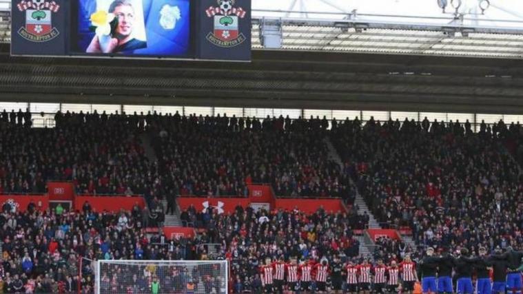 Vor dem Spiel gab es eine Schweigeminute für Emiliano Sala. © imago sportfotodienst / Shaun Boggust