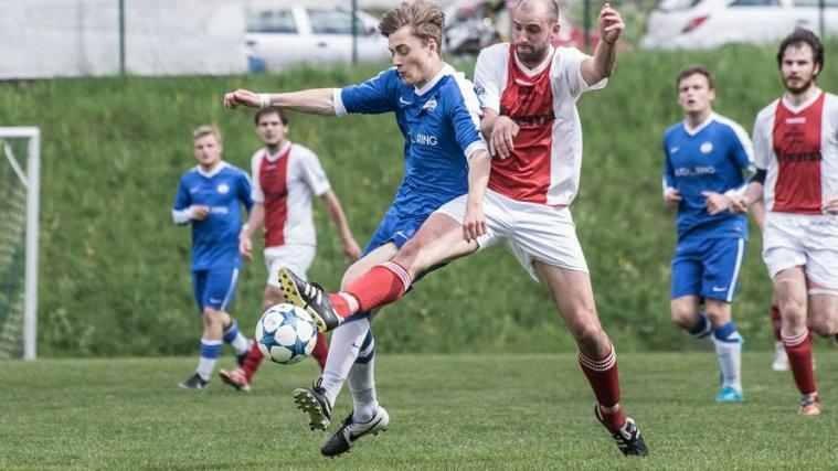 Olangs Torschütze Peter Pineider (links, Fotos Lukas Schnarf)