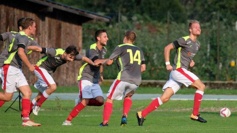 Allen Grund zum Jubel: Lukas Hofer (rechts) hat 10 Oberliga-Tore auf dem Konto. © www.runggaldier.it / Dieter Runggaldier