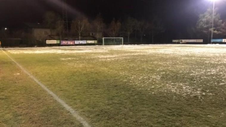 Der Sportplatz am Mittwochabend in Wiesen: Nicht bespielbar entschied der Schiedsrichter.